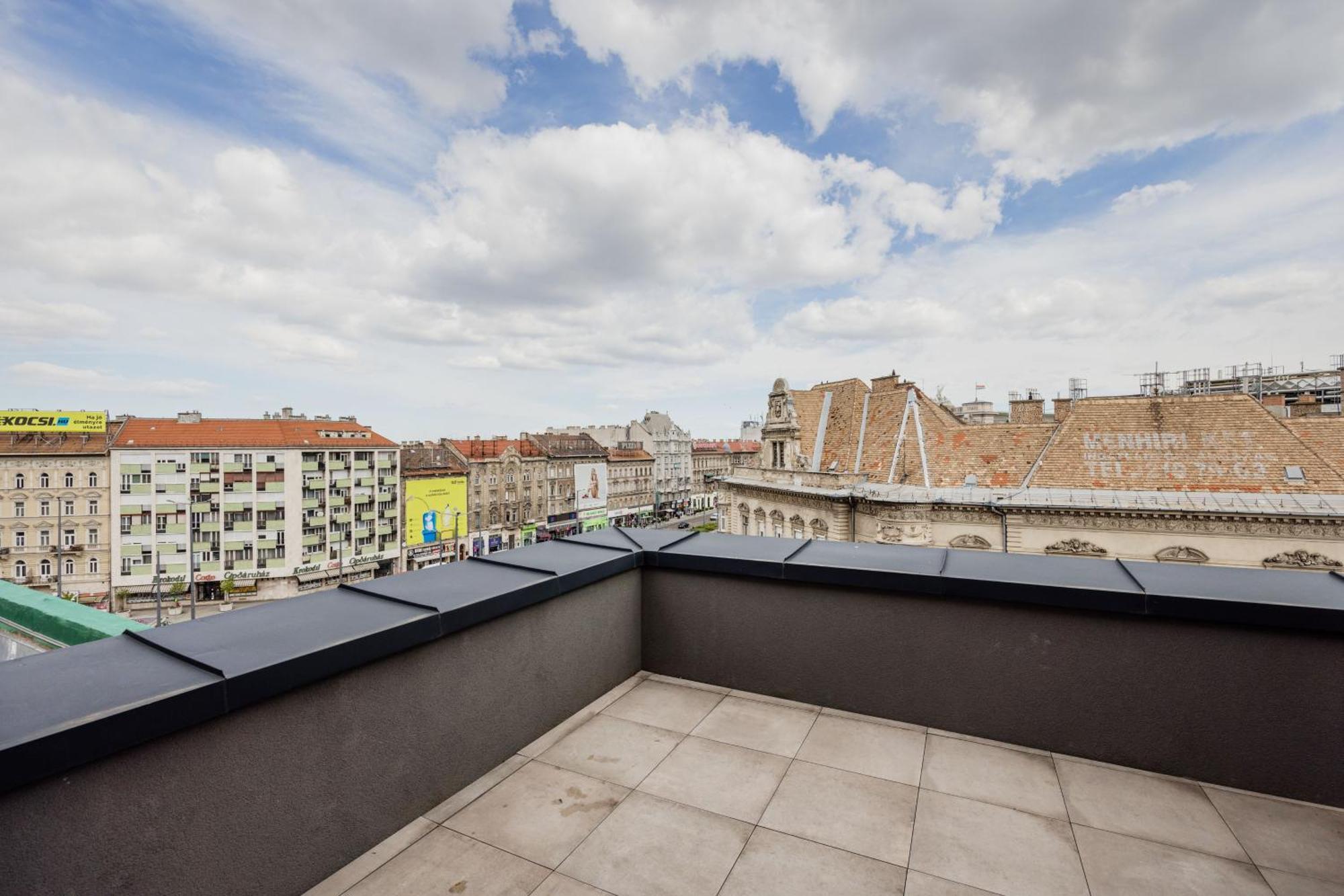Penthouse With View And Parking For Two Budapest