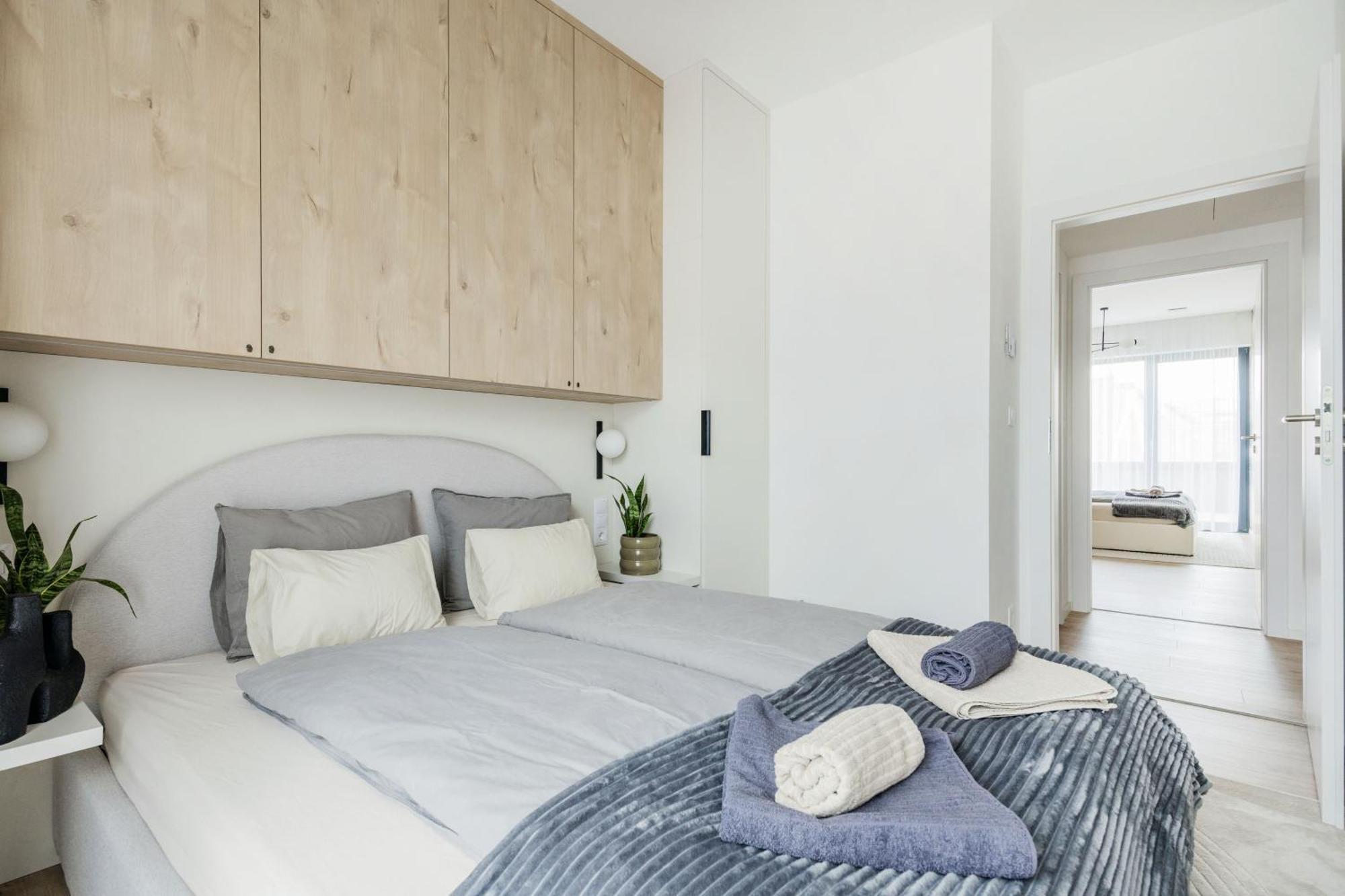Penthouse With View And Parking For Two